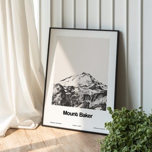 Op de afbeelding: Zwart-witfoto van Mount Baker, een berg in de staat Washington, in een zwart frame. De afbeelding heeft de titel "Mount Baker" met de tekst "Washington, Verenigde Staten" en "Elevation: 10,781 ft" onder de titel.