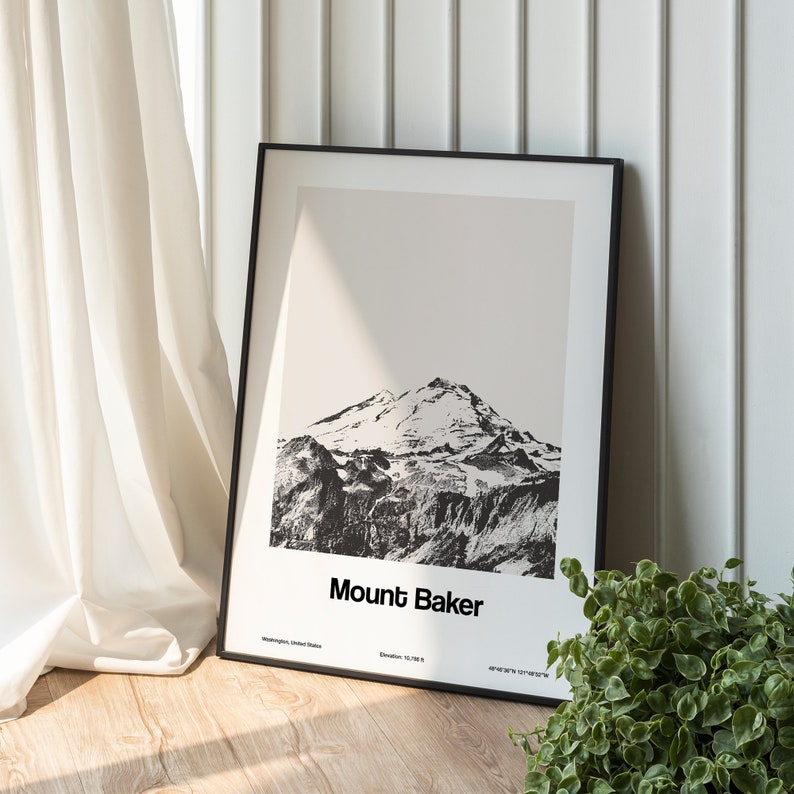 Op de afbeelding: Zwart-witfoto van Mount Baker, een berg in de staat Washington, in een zwart frame. De afbeelding heeft de titel "Mount Baker" met de tekst "Washington, Verenigde Staten" en "Elevation: 10,781 ft" onder de titel.