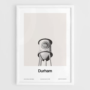 以下が含まれることがあります： 「ラッキーストライク」と書かれた給水塔の白黒写真。塔はシンプルな白い背景の前にある。「ダーラム」という文字が画像の下にある。「ノースカロライナ州、アメリカ合衆国」と「1869年4月10日設立」という文字が「ダーラム」という文字の下にある。