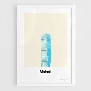 Puede incluir: Un póster minimalista con una ilustración azul y blanca de un edificio alto frente a un fondo amarillo claro. El texto "Malmö" está impreso en negro en la parte inferior del póster.