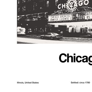 Pu&ograve; includere: Foto in bianco e nero di un edificio con un cartello che recita "CHICAGO ARCHITECTURE FOUNDATION JENNIFER LUCENTE COMPLETES 85". L'edificio si trova a Chicago, Illinois, e fu fondato nel 1780.