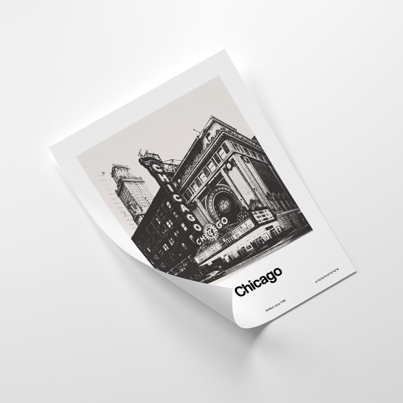 Pu&ograve; includere: Illustrazione in bianco e nero del marciapiede del Chicago Theatre con la parola "Chicago" in grandi lettere. L'edificio &egrave; un esempio classico dell'architettura di Chicago.