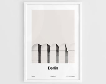 Op de afbeelding: Een zwart-witte illustratie van een gebouw met een afgerond dak. Het gebouw is gelabeld met "Berlijn" met de tekst "Duitsland, gesticht in 1237, 52°31'N 13°24'E" eronder.