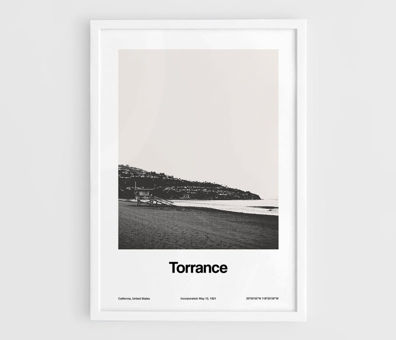 Pode incluir: Fotografia a preto e branco de uma cena de praia com uma cabine de salva-vidas &agrave; dist&acirc;ncia. O texto "Torrance" &eacute; impresso abaixo da imagem, juntamente com a localiza&ccedil;&atilde;o da cidade, a data de incorpora&ccedil;&atilde;o e as coordenadas.