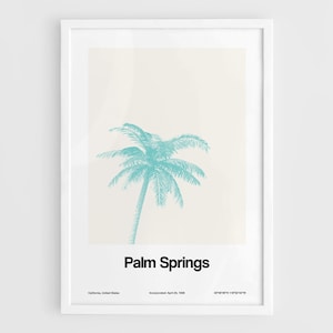 Pu&ograve; includere: Un poster minimalista con una silhouette di palma turchese su uno sfondo crema. Il testo "Palm Springs" &egrave; in nero nella parte inferiore del poster, con le parole "California, United States" e "Incorporated April 26, 1938" in testo nero pi&ugrave; piccolo sotto.