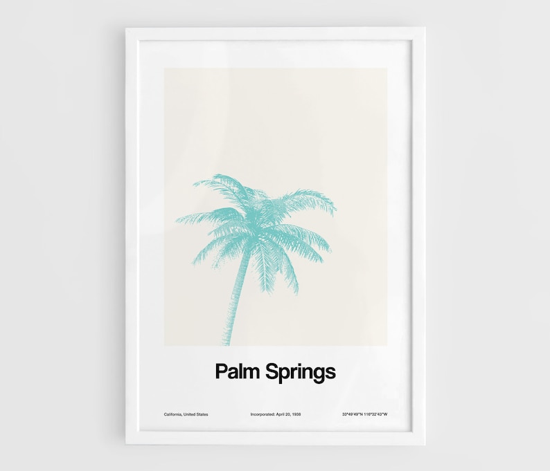 Pu&ograve; includere: Un poster minimalista con una silhouette di palma turchese su uno sfondo crema. Il testo "Palm Springs" &egrave; in nero nella parte inferiore del poster, con le parole "California, United States" e "Incorporated April 26, 1938" in testo nero pi&ugrave; piccolo sotto.