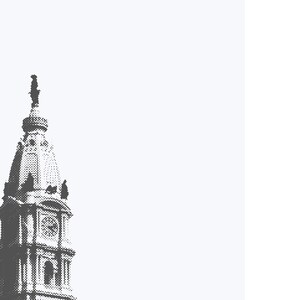 Op de afbeelding: Een zwart-witfoto van de top van een hoog gebouw met een puntig dak. Het gebouw heeft een klok en een standbeeld op de top.