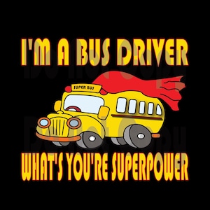 Puede incluir: Un autobús escolar amarillo con una capa roja volando detrás. El autobús tiene las palabras "Super Bus" en la parte delantera. El texto dice "Soy conductor de autobús, ¿cuál es tu superpoder?"