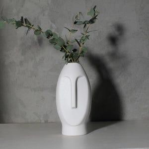 Jarrón de cerámica blanca hecho a mano: decoración minimalista nórdica