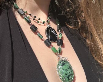 Collana in zoisite di rubino avvolta in filo d'argento con tormalina nera