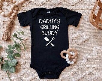 Papas Grillen Buddy Body, Babykleidung, Babykleidung, Babykleidung, Schwarzer Baby bodysuit, Bbq Saison Baby Outfit, Süßes einfaches Jungeshirt, Papa