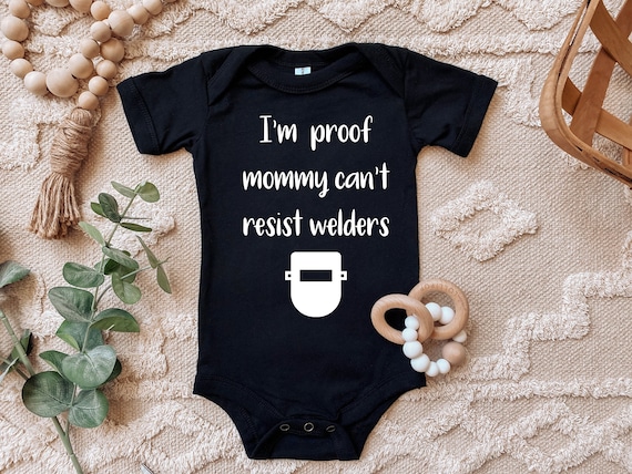 I'm proof mama kan het niet laten romper voor baby lassers, grappig  lasshirt voor baby, babykleding lasser, schattige zwarte babykleding, vader