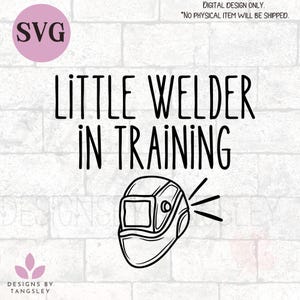 Peut inclure: Conception numérique en noir et blanc avec le texte "LITTLE WELDER IN TRAINING" au-dessus d'une illustration d'un casque de soudage. Le design comprend le texte "SVG" dans un cercle rose et "DESIGNS BY TANGSLEY".