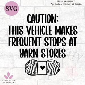 Achtung: Dieses Fahrzeug macht häufige Stopps bei Yarn Stores SVG für Schneidemaschinen. Lustiges Autoaufkleberdesign für Wollsüchtige. Stränge.
