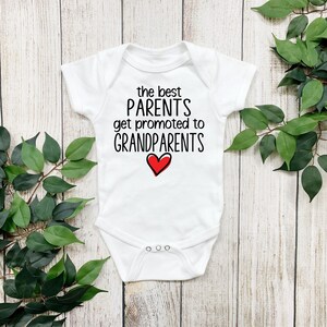 Body bébé des meilleurs parents promus grands-parents, annonce de grossesse surprise pour les nouveaux grands-parents, révélation d'un nouveau bébé
