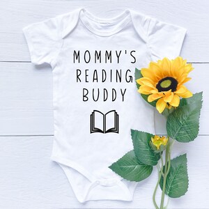 Body per neonati &quot;compagno di lettura della mamma&quot;, Abbigliamento per neonati, Carino bambino topo di biblioteca, Neomamma amante dei libri, Dolce vestito per neonati, Design di libri, Carino vestito