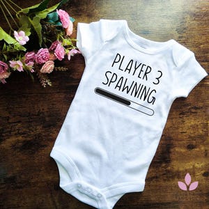 赤ちゃん用プレイヤー3スポーンボディスーツ、ゲーマー向け幼児服、赤ちゃん向けゲーム紹介、お父さんへのかわいいゲームベビーシャワーギフト。電源オン。