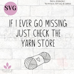 以下が含まれることがあります： ハートが描かれた毛糸玉の白黒イラスト。毛糸玉の上に「IF I EVER GO MISSING JUST CHECK THE YARN STORE」というテキストがあります。