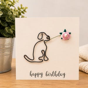 Tarjeta de cumpleaños hecha a mano con diseño de un labrador: perro de alambre con flor de papel. imagen 2