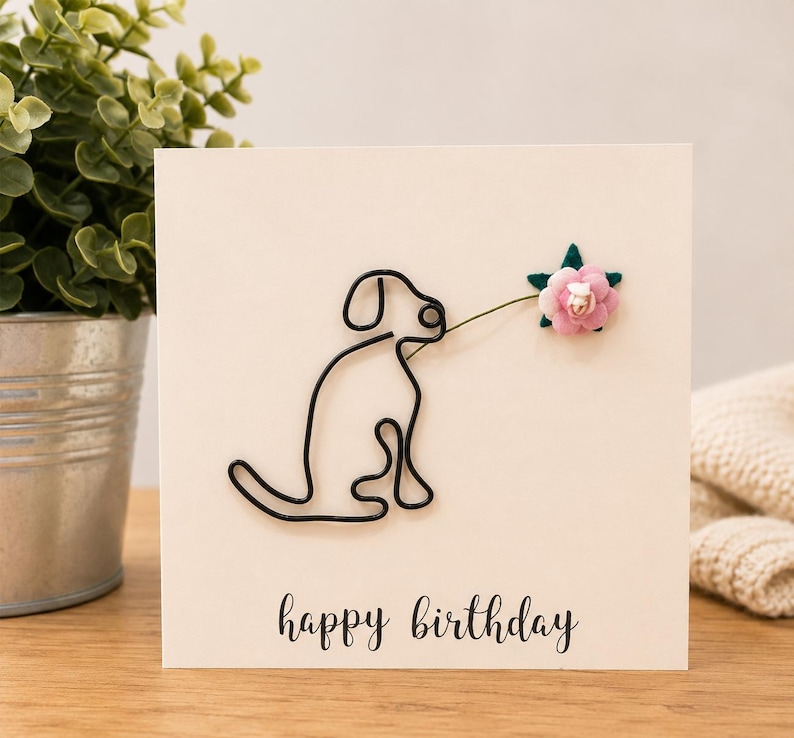 Tarjeta de cumpleaños hecha a mano con diseño de un labrador: perro de alambre con flor de papel. imagen 2
