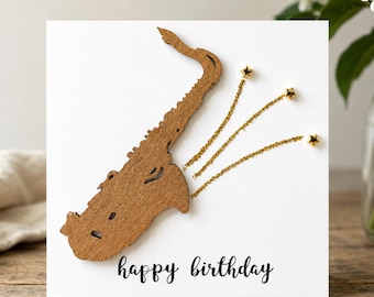 Tarjeta de cumpleaños con forma de saxofón de madera: Música jazz con purpurina (opción en braille)