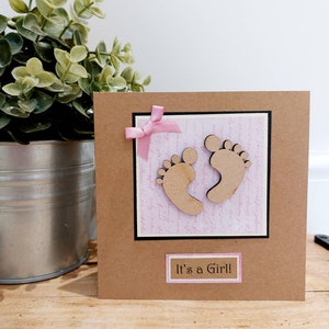 nuova carta per bambina. Nuovo arrivo. è una carta da ragazza. Personalizza la scheda Piedi in legno