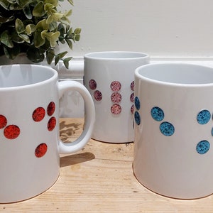 Blindenschrift personalisierte NAME Becher. Blindenschrift Geschenkideen. Tasse für blinde und sehgeschädigte Menschen. Spülmaschinenfest.