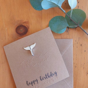 Cartão de aniversário de baleia em Braille. Cartão Braile. Idéias para presentes em Braille. Colar de barbatana de baleia. Feito à mão e personalizado