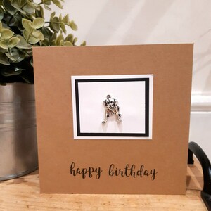 Biglietto di compleanno per cani. Cane con ciondolo in metallo argentato. Bulldog fatto a mano. Carta del cane bull francese