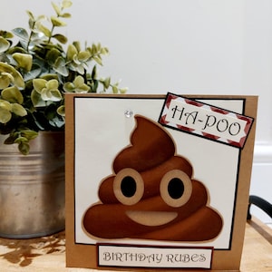 Biglietto di auguri di compleanno personalizzato con emoji di cacca. Biglietto e portachiavi con cacca in regalo.