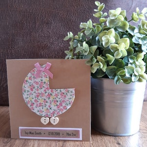Nouvelle carte de landau de bébé fille. Carte personnalisée. Nouveau bundle. Nouveau venu. C’est une fille