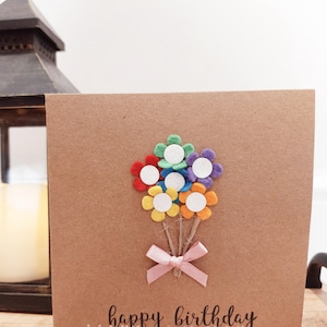 Verjaardagskaart met vilten bloem. vilten bloem braillekaart. verjaardagskaart met braillebloem. handgemaakte vilten kaart. Geurkaart