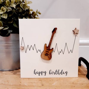 Verjaardagskaart voor houten elektrische gitaar. Fender gitaar verjaardagskaart. Verjaardagskaart basgitaar. Akoestische gitaarkaart.  Sleutelhanger gitaar