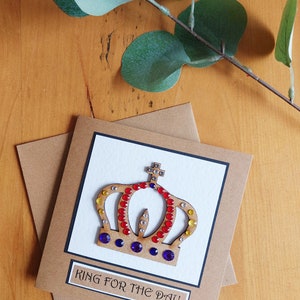 Carte d'anniversaire couronne de roi. Roi du jour. Reine du jour. Carte de redevance faite main. Carte du jour en braille. Idées cadeaux en braille.