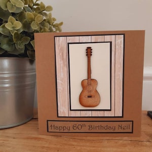 Cartão de feliz aniversário para violão acústico. Cartão musical. Feito à mão. Personalizado