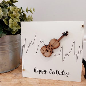Tarjeta de cumpleaños con violín. Tarjeta hecha a mano con violín. Personalizada. Tarjeta de madera con violín. Tarjeta para amantes de la música
