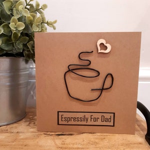 Tarjeta del Día del Padre con café. Espresso. Espressily para papá. Tarjeta del Día del Padre en braille. Braille.