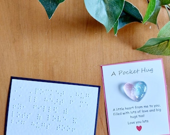 Abrazo de bolsillo: regalo inspirador en braille