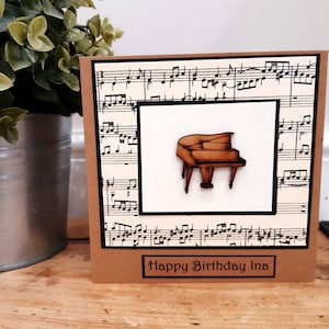 Tarjeta de cumpleaños de piano. Hecha a mano y personalizada. Tarjeta para amantes de la música. Tarjeta musical