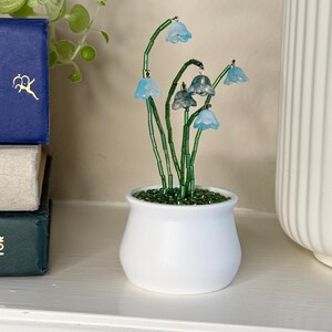 Handgefertigte Glockenblumenpflanze aus Perlen – Blaue Glasblüten, weißer Topf, Schreibtischdekoration