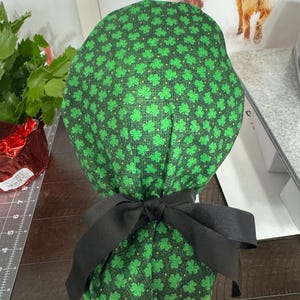 St. Patricks Day Scrub Cap-Kleeblatt Scrub Cap-St.Patrick's Day Scrub Cap-Chirurgie Cap-Damen Pferdeschwanz Scrub Cap Shamrocks-ID Badge Inhaber