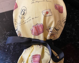 Könnte beinhalten: Eine gelbe Stoffgeschenktüte mit einem schwarzen Band darum gebunden. Die Tasche ist mit einem Harry-Potter-Motiv verziert, mit dem Text "Platform 9 3/4" und "All Aboard The Hogwarts Express".