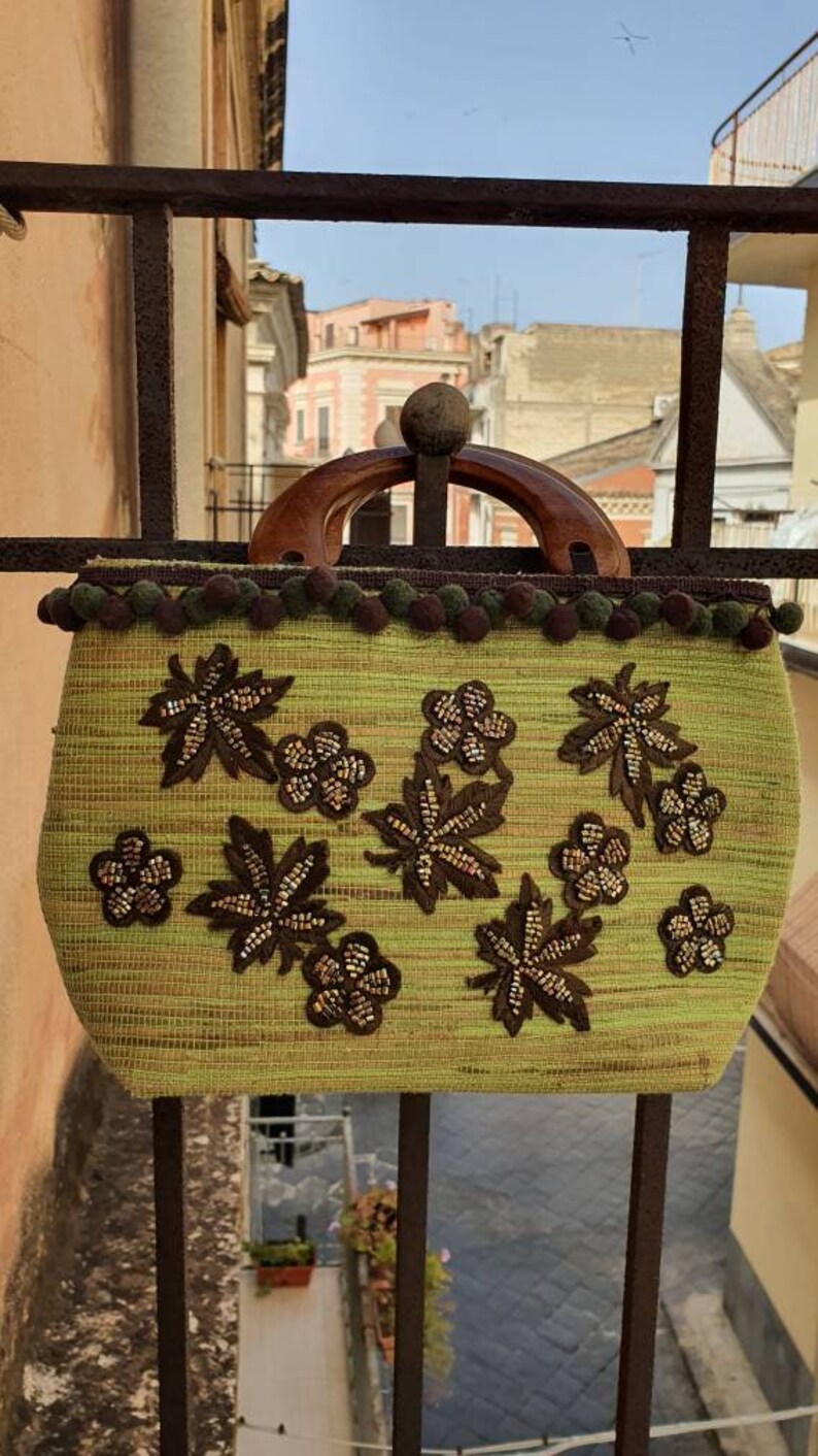 Pochette borsa da sera chic ed originale in tessuto e applicazioni vintage di pregio manico in legno e passamaneria Pon pon borsetta verde immagine 1