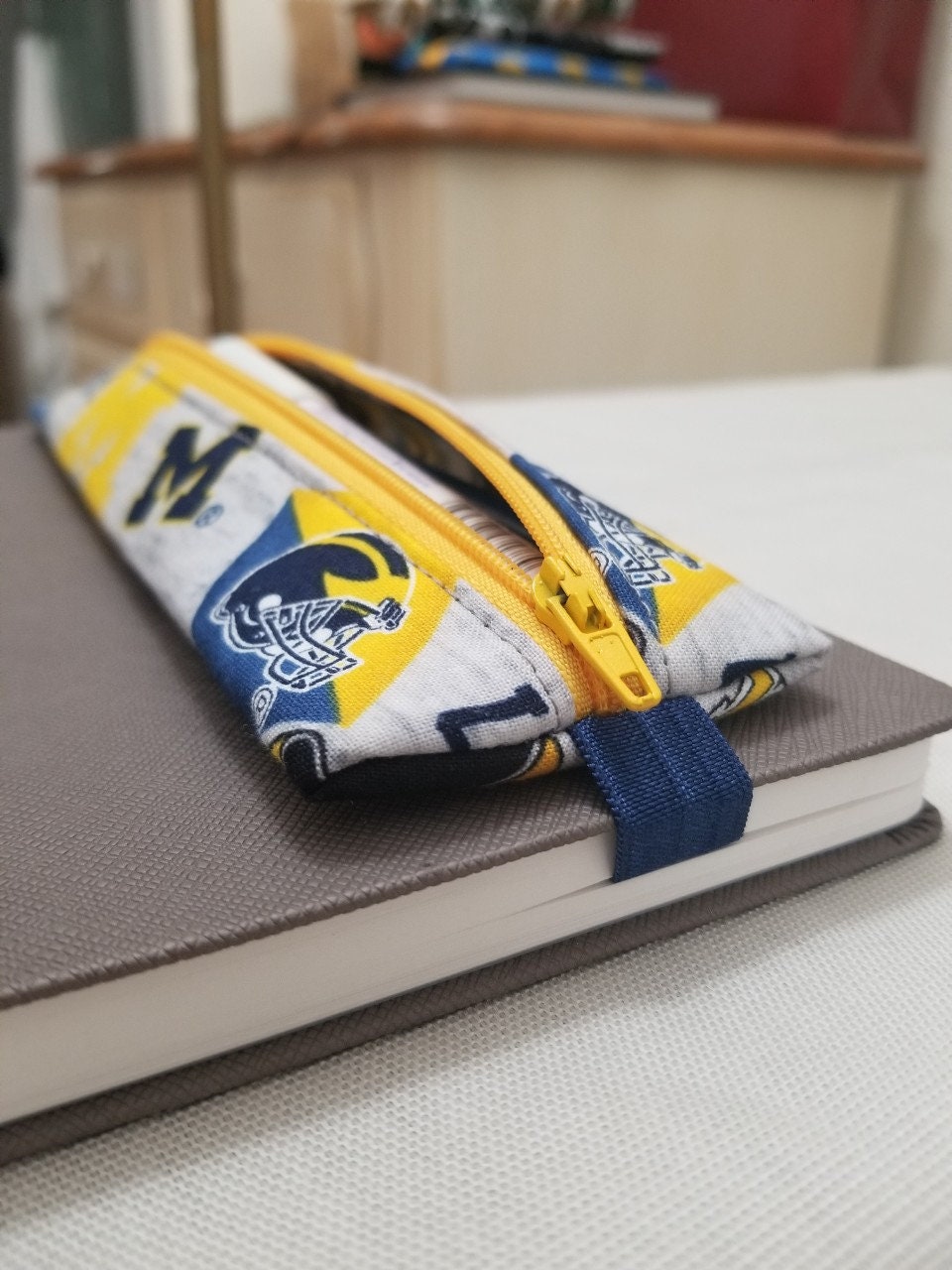 University of Michigan Pencil Case, Wolverines Pencil Case, Michigan Pen,  Wolverine Pencil Case With Band, Elastic Pencil Pouch, Bookmark 