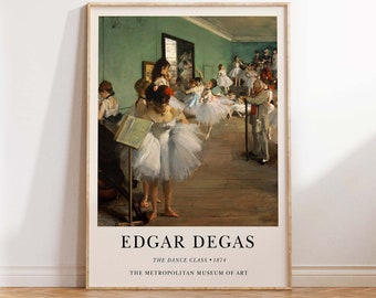 Può includere: Un dipinto di Edgar Degas intitolato "La Classe di Danza" del 1874. Il dipinto raffigura una lezione di balletto con ballerini in varie pose. Il dipinto è del Metropolitan Museum of Art.