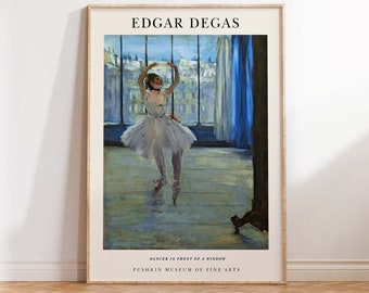 Può includere: Un poster incorniciato di un dipinto di Edgar Degas intitolato "Ballerina davanti a una finestra". Il dipinto raffigura una ballerina con un tutù bianco, in piedi in una stanza con una grande finestra. La finestra si affaccia su una strada della città. Il poster è del Museo di Belle Arti Pushkin.