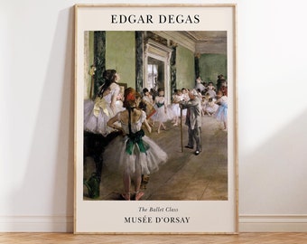 Può includere: Una stampa incorniciata di un dipinto di Edgar Degas intitolato "La Classe di Danza". Il dipinto raffigura una classe di danza in una grande sala con una parete verde e un gruppo di ballerine in tutù bianchi. Il dipinto è del Musée d'Orsay.