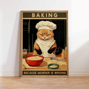 Peut inclure: Une affiche de style vintage représentant un chat portant un chapeau de chef et un tablier, en train de cuisiner dans une cuisine. L'affiche porte le texte "Baking because murder is wrong".