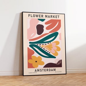 K&ouml;nnte beinhalten: Ein Poster mit einem farbenfrohen abstrakten Blumenmuster in den Farben Rosa, Orange, Gelb, Gr&uuml;n und Braun. Das Poster tr&auml;gt den Text "FLOWER MARKET AMSTERDAM 2021 COLLECTION FLOWERS EXHIBITION" am unteren Rand.