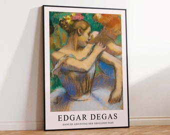 Può includere: Un disegno a pastello di due ballerine in uno studio di balletto. Le ballerine indossano costumi blu e bianchi. Il disegno è di Edgar Degas e si intitola "Ballerina che si aggiusta le spalline".